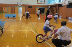 IMG_4236 交通安全子ども自転車大会茨城県大会の安全走行コースを体育館に作りました。安全確認をしなければならない箇所ごとに警察署の方や交通安全母の会の方が立ち,丁寧に指導してくださいました。\