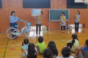 IMG_4252 お手本走行を見た後,全員がコースを走りました。乗車・発進・進路変更・停止・下車すべてに後方確認が必要なこと。交差点での左右後方確認。踏切では必ず下車して押して渡るなど,たくさんのことを学びました。その後に自転車の点検箇所とその方法についても学びました。\