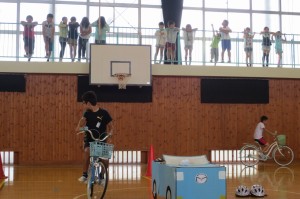 IMG_4254 1・2年生の次,4校時目は3~6年生です。交通安全子ども自転車大会茨城県大会に出場した子どもたちが安全走行の手本を全校児童に披露しました。\