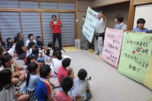 IMG_4268 次に,交通安全母の会から交通安全に地手お話があり,副センター長さんがラップのリズムで標語をノリノリで歌ってくれました。子どもたちのも大受けでした。\