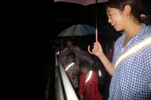 IMG_4272 ホタル見学に流れ川に来ました。「イターッ」と子ども達の声。「どこどこ」「あそこにいるよ」と指さしてもその手が見えません。それでも,そこかしこに蛍が光ってくれました。\