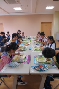 IMG_4287 4月~8月のお誕生日給食もありました。他の学年の子とランチルームで話をしながら食べました。楽しい一時でした。\
