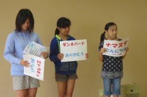 IMG_4297 運営委員会からのお知らせもありました。「ネパール地震募金」でのユニセフからのお礼の手紙を紹介し,サンスクリット語の紹介もしました。\