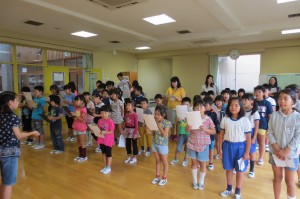 IMG_4300 児童朝会の最後に全校合唱の練習をしました。もう「いつも 何度でも」人前で歌えるようになっています。\