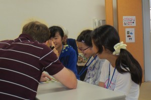 IMG_4305 英語訪問で英語活動の公開をしました。子どもたちが笑顔で活動しているのが印象的です。\