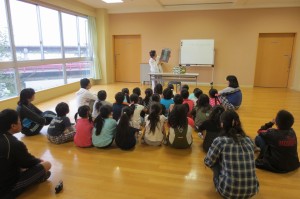 IMG_4326 古賀さんが低学年に読み聞かせをしてくださいました。\