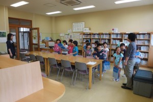 IMG_4331 4校時、2年生が図書館で探検しました。\