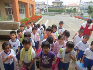 IMG_4337 午前は,低学年がプールに行ってきました。「おかえり」と言いながらパチリと撮りました。\