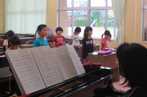 IMG_4339 3年生が音楽室で歌を歌っていました。\