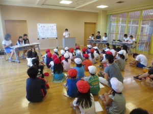 IMG_4346 「水族館がいいチーム」と「動物園がいいチーム」に分かれて討論しました。\