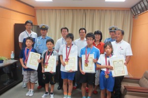 IMG_4407 「交通安全子ども自転車大会茨城大会」で,当日は勿論,練習も頑張ったので鹿嶋警察署長様,交通安全課長様,交通安全協会々長様,交通安全母の会々長様,交通安全協会局長様,交通安全協会職員様,たくさんの方々から褒めて頂き,立派なメダルや賞状も頂きました。\