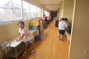 IMG_4411 配膳台や水槽など徹底的にきれいにしたり,日頃できないものまで洗ったりしました。\