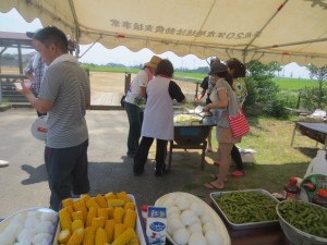 IMG_4435 保護者の方々です。バーベキューの鉄板の準備もできたようです。\