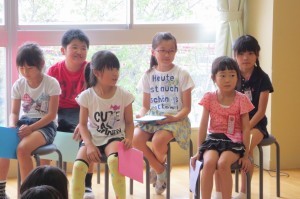 IMG_4505 作文発表の学級の代表です。1学期に学んだことを発表してました。\\\