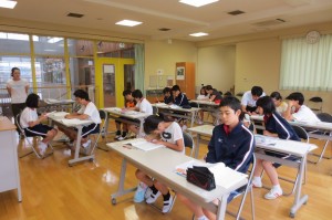 IMG_4525 まずは,自分で問題にトライ!の4・5年生。\