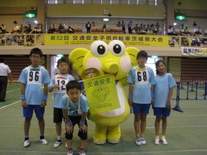 IMG_7602 「無事カエル君」でしたっけ?!記念写真を撮りました。\