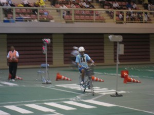 IMG_7686 これは信号があり,自転車横断帯のある交差点の安全走行テストです。観客席にも人がたくさんいらっしゃいます。\