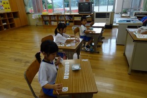 DSC02096 1年生です。算数の学習です。\