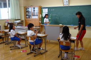 DSC02099 4年生,図形の発表をしています。\
