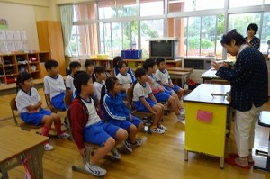 DSC02160 古賀さんの読み聞かせです。2年生の教室で行われました。「黄色いバケツ」を朗読してくださいました。\