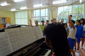 DSC02162 今日は,3・6年生が合唱の練習をしました。難しい低音部です。でも上手に歌えています。\