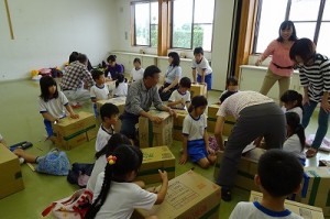 DSC02175 1・2年生のベビーソファーづくりです。\