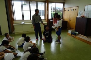DSC02181 3年生は元消防士の方に止血方法や負傷者の運び方を教わりました。\