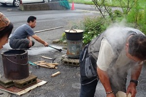 DSC02183 地域の方が野外でのご飯炊きやカレーづくりをしてくださいました。⒍年生も担当しました。\