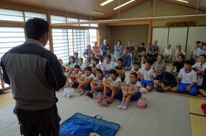 DSC02184 4・5・6年生は,地域の方と共に心肺蘇生法を学びました。\