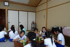 DSC02205 カレーを食べています。\