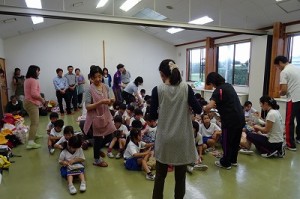 DSC02211 閉会式では,交通安全母の会の方々が「飛び出しは絶対にしてはいけない。」と子どもたちに約束させてくださいました。\
