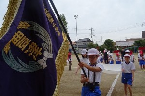 DSC02227 立派な校旗がタイミング良く翻りました。役割を担った子どもたちも誇らしげです。\