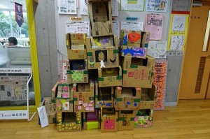 DSC02231 9月18日(金)豊津まちづくりセンターで行った「避難所生活体験訓練」で,1・2年生が作ったベビーソファーです。子どもたちはこれを持ち帰りました。ただの段ボール箱だったものが,自分の手で役立つ物に変身したことによって愛着が生まれたのだと思います。このことは,子どもの成長に深く関係している根本的なものだと思います。\