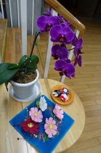 DSC02236 胡蝶蘭は,去年学校にあった物で,用務員竹田さんのご主人がまた花を咲かせ,学校へ持ってきてくださいました。手芸の花たちは,読み聞かせの古賀さんが飾ってくださいました。とてもきれいです。\