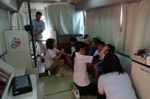 DSC02239 視力だけでなく,総合的に検診してくださいました。子どもたちも静かに検診を受けていました。\