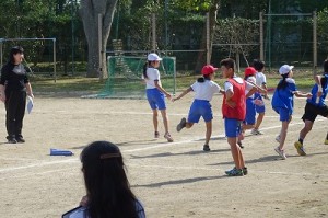 DSC02289 昼休みに,紅白対抗のリレーを練習しました。\