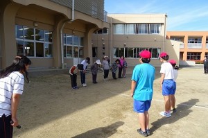DSC02291 地域のボランティア踊りの先生に挨拶をしました。\