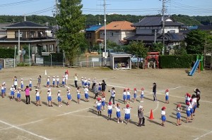 DSC02297 「みんなで見上げるでっかい空に,子どもたちと踊りの先生の心が触れ合いました。」\