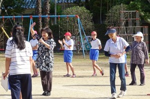 DSC02300 まず,踊りのポイントを教わります。\