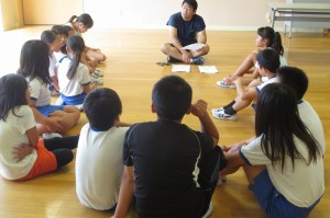 IMG_0011 バイパスの拡張工事で通学路が通れなくなり,安全な登下校ルールと保護者へのお知らせについて子どもたちへ伝達をしています。\