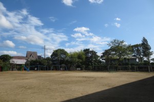 IMG_0018 青空のきれいな校庭の風景です。\