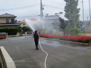 IMG_4456 放水しています。ホースの形状が決まっていますので取扱が楽です。\