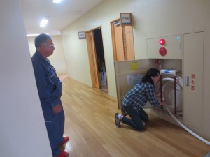 IMG_4460 「カミス総合防災」さんの指導で消火栓の使用手順の確認をしています。\