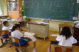 DSC02307 3校時,1年生は漢字の学習をしていました。\