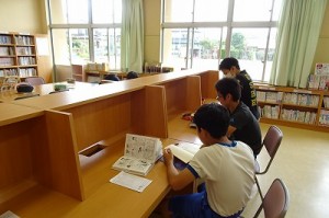 DSC02308 ⒍年生が図書室で学習していました。\