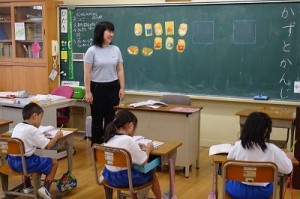 DSC02317 1年生「一」~「十」までの読みの勉強をしています。\