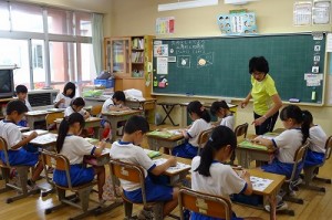 DSC02318 2年生,算数で図形の学習です。\