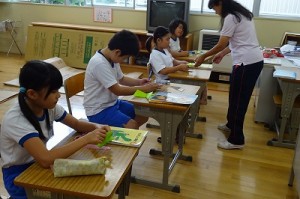 DSC02319 4年生は,対角線の学習です。折り紙(具体物)で楽しく学びました。\