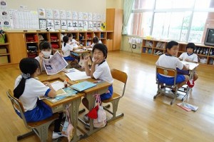DSC02322 3年生,国語でグループとなり紹介文を書いていました。\