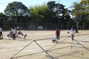 DSC02447 校庭をならした後,4・5・6年生で石拾い(石堀り)をしました。\\